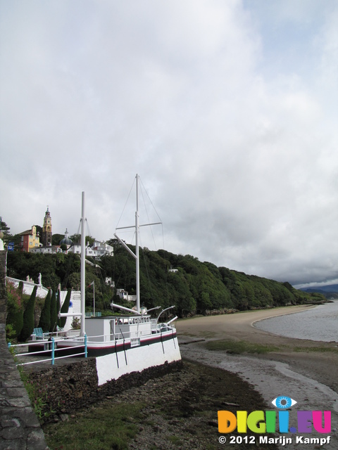 SX23642 Concrete boat in Portmeirion